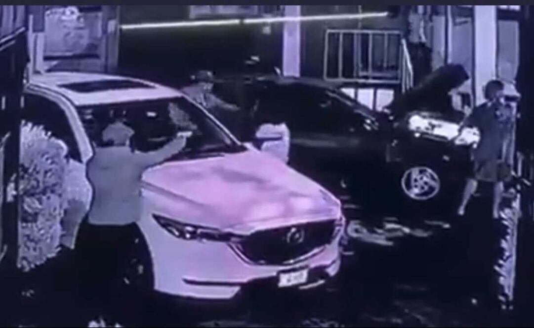 Dos jóvenes le apuntaron con armas de fuego para obligarla a entregarles el vehículo. Foto: captura de video 