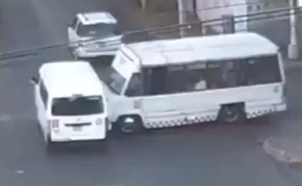 Captan en video volcadura tras choque entre microbús y combi en Naucalpan