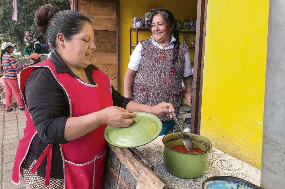 El arribo de la Monarca le permite a Adela obtener ingresos con la venta de su caldo de hongos para los turistas.