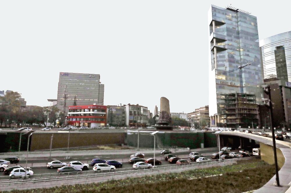 El punto del retorno en la Fuente de Petróleos es uno de los que más a sido criticado por vecinos de Lomas de Chapultepec y Polanco. (ARCHIVO EL UNIVERSAL)