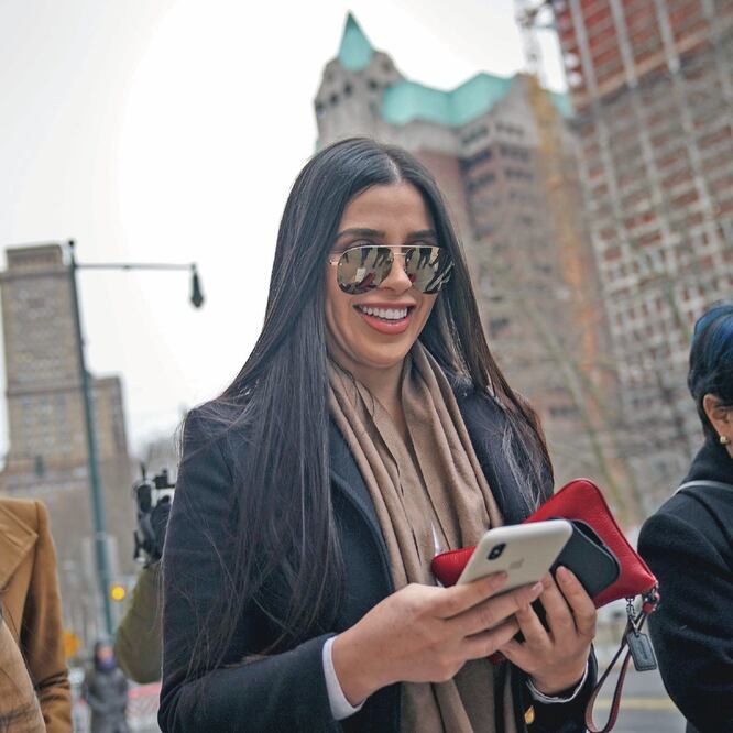 Emma Coronel, esposa de Joaquín El Chapo Guzmán, fue señalada por el testigo Dámaso López Núñez El Licenciado de estar involucrada en el trasiego de drogas y en la fuga del capo del penal de Almoloya en 2015. (DREW ANGERER/GETTY IMAGES. AFP)