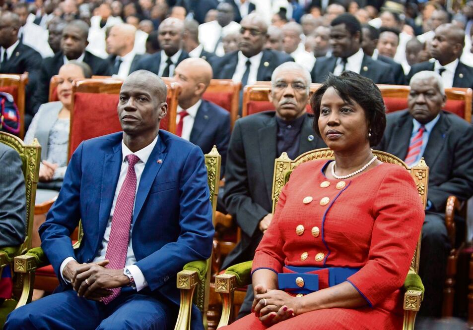 Jovenel Moïse sentado al lado de su esposa Martine durante su ceremonia de investidura en el Parlamento de Puerto Príncipe, el 7 de febrero de 2017. Foto: Deu Nalio Chery | AP