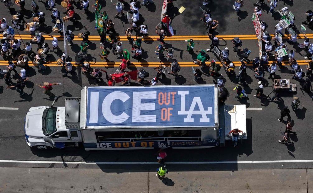 Activistas marchan en Los Ángeles durante una protesta del Primero de Mayo contra redadas migratorias. Foto: AFP.