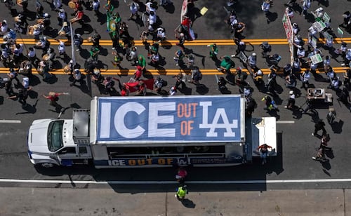 Activistas marchan en Los Ángeles durante una protesta del Primero de Mayo contra redadas migratorias. Foto: AFP.