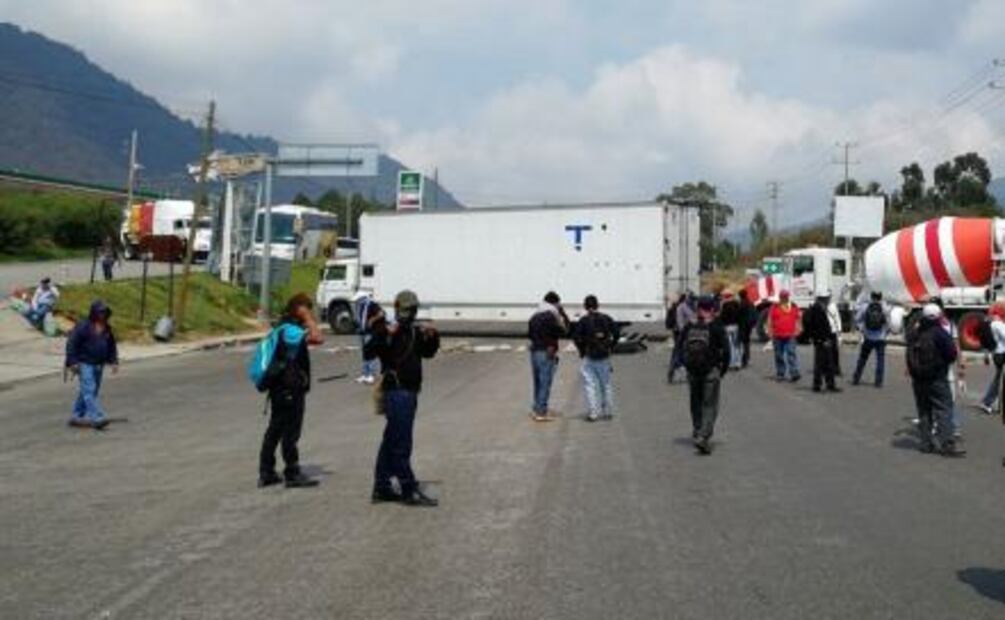 Docentes mantienen bloqueo carretero en San Cristobal de las Casas