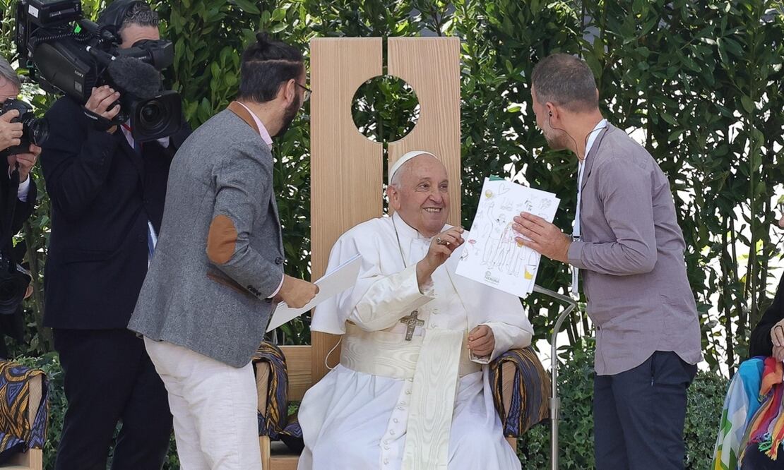 El activista israelí Maoz Inon (derecha) y el palestino Aziz Abu Sarah (izquierda) entregan la declaración de paz al Papa Francisco durante el encuentro "Arena de Paz: Justicia Y abrazo de paz" en Verona, Italia. Foto: EFE