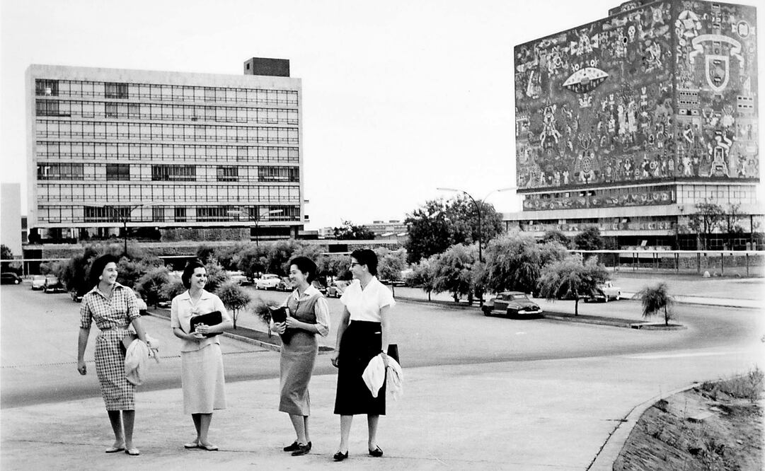 Un grupo de estudiantes camina en el estacionamiento de la FFyL hacía finales de los años 50. Foto: UNAM