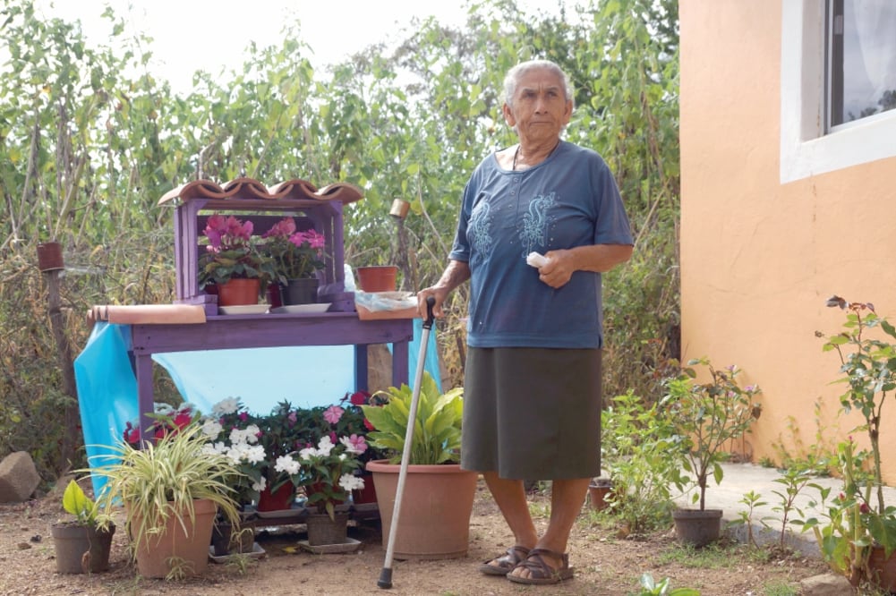 María Cortés, de 80 años, intenta continuar su vida pese a que con el sismo del 19 de septiembre perdió a su única hija de 10 que tuvo. (EDWIN HERNÁNDEZ. EL UNIVERSAL)