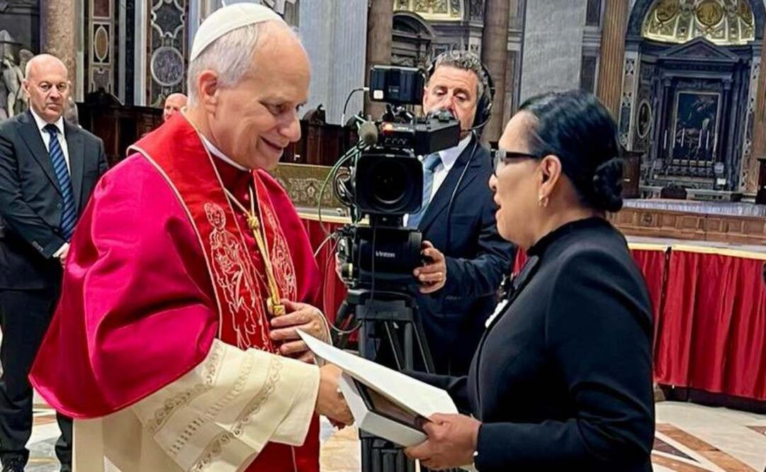 Rosa Icela Rodríguez Velázquez entrega carta invitación para visitar México, durante la recepción a las delegaciones de los países del mundo que asistimos a la ceremonia por el inicio de su pontificado. Foto: X @rosaicela_