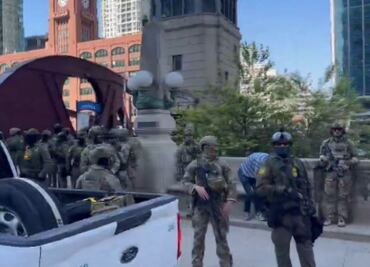 Decenas de agentes federales de inmigración patrullan el centro de Chicago