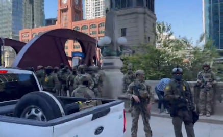 Decenas de agentes federales de inmigración patrullan el centro de Chicago