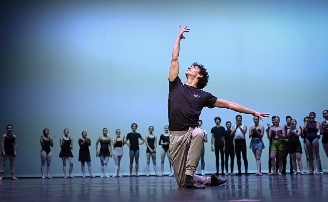 Isaac Hernández enseña movimientos a más de 60 bailarines. Foto: Santiago Barreiro - Cortesía Despertares Impulsa