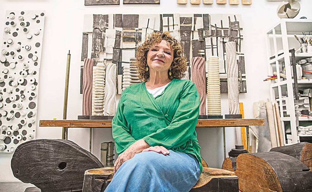 La escultora trabaja en su nueva serie: “Naturaleza restaurada”, que son columnas hechas con restos de árboles muertos o derribados, y que formará parte de la exposición. Foto: Germán Espinosa/EL UNIVERSAL