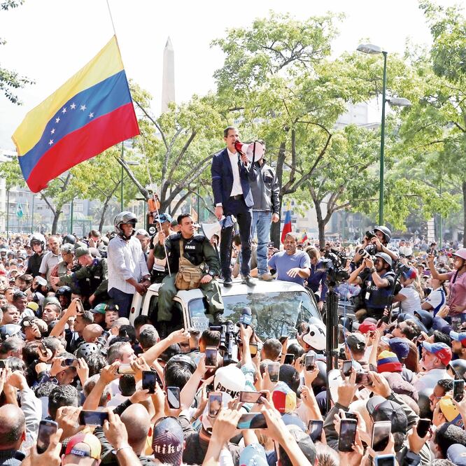 Juan Guaidó, proclamado presidente interino, ayer durante las manifestacio n es contra Nicolás Maduro, en Caracas. CARLOS GARCIA RAWLINS. REUTERS 