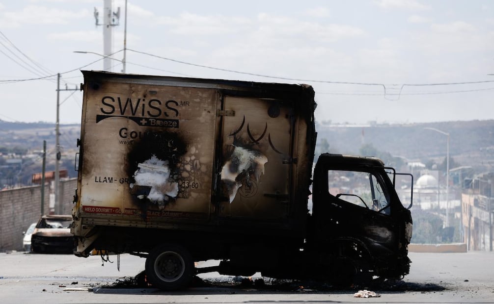 Autos quemados en algunos accesos del municipio de San Juan de los Lagos, Jalisco luego de la detención y fallecimiento del narcotraficante Nemesio Oseguera Cervantes “El Mencho” durante esta mañana en Tapalpa (22/02/26). Foto: Diego Simón Sánchez/ EL UNIVERSAL