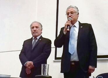 Renuncia rector de UAEM; acusa persecución política