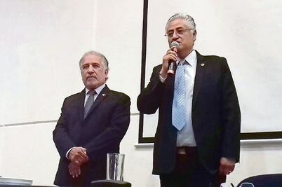 Renuncia rector de UAEM; acusa persecución política