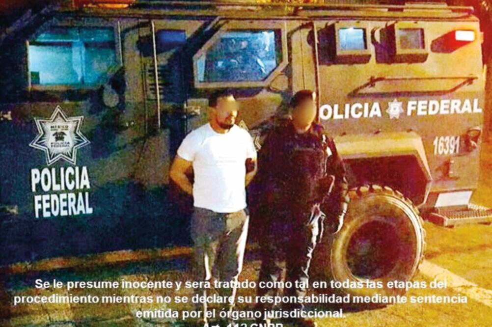 Según autoridades, durante su arresto se encontraba con otras tres personas y se aseguraron armas y droga 