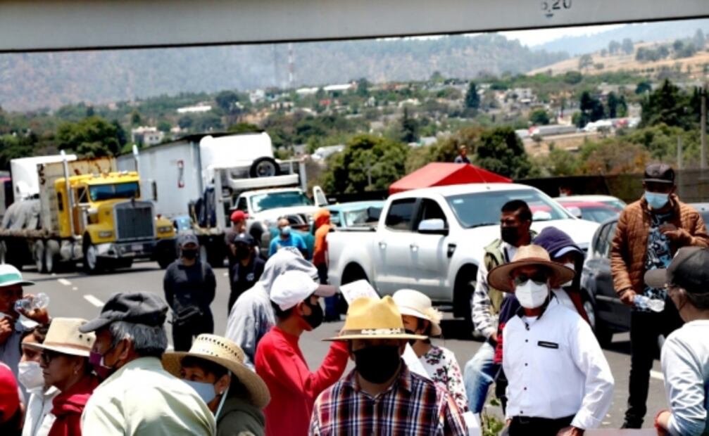 Pobladores mantienen cerrada la autopista México-Puebla