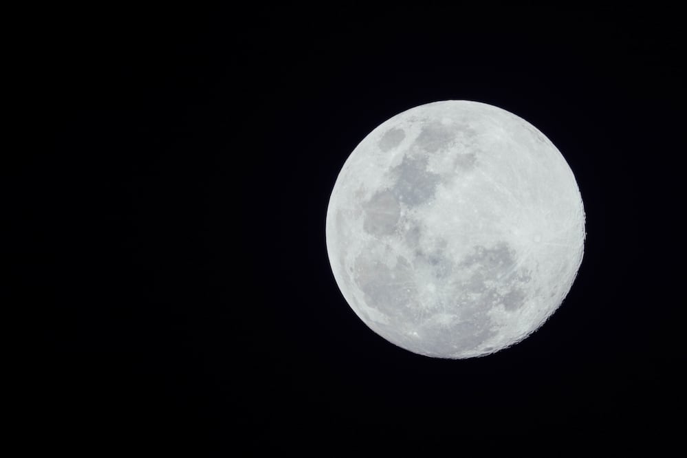La Luna, símbolo de cambio y renovación, inspira también nuevas formas de autocuidado. Foto: Freepik