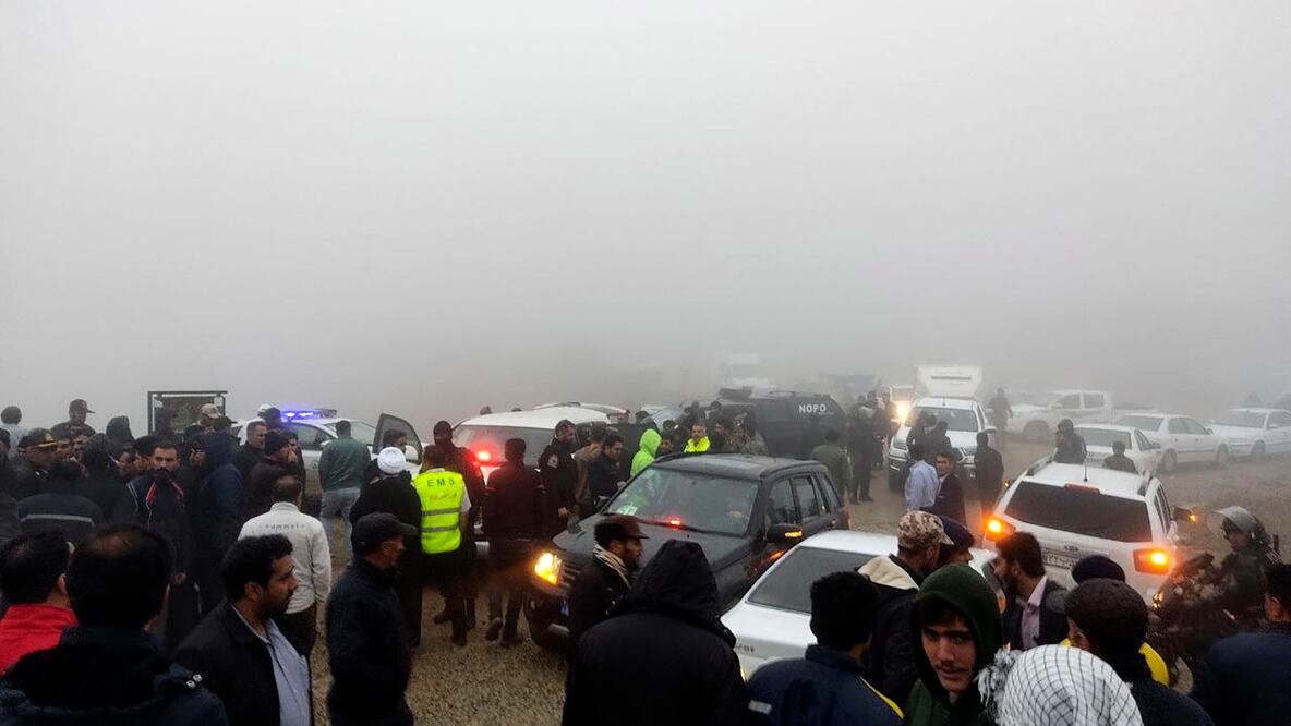 En esta foto proporcionada por la Agencia de Noticias Moj, los equipos de rescate y la gente se ven cerca del lugar del incidente del helicóptero que transportaba al presidente iraní Ebrahim Raisi en Varzaghan en el noroeste de Irán. FOTO: AP