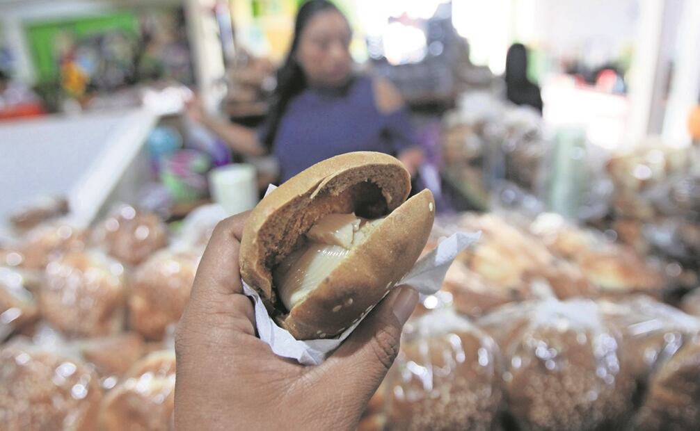Las cemitas, las tortillas y el mole son la base de la alimentación en la mixteca, Foto: Edwin Hernández / EL UNIVERSAL