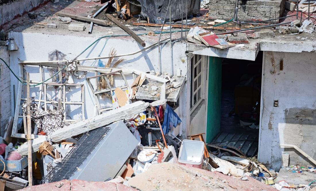 Autoridades reportaron que dos casas contiguas, además de la que registró la fuga, fueron dañadas. Foto: Luis Camacho / EL UNIVERSAL