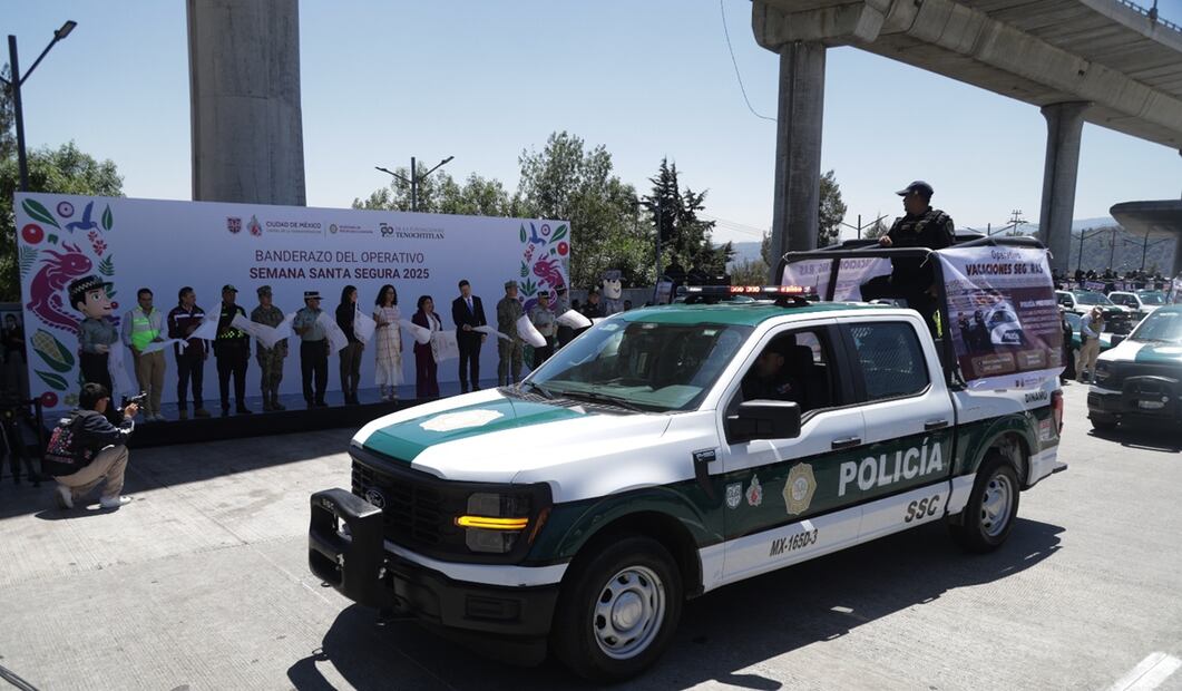 La jefa de Gobierno Clara Brugada dio el banderazo de salida al operativo “Semana Santa Segura” en la caseta de la autopista México-Cuernavaca, el viernes 11 de abril de 2025. Foto: Carlos Mejía/EL UNIVERSAL