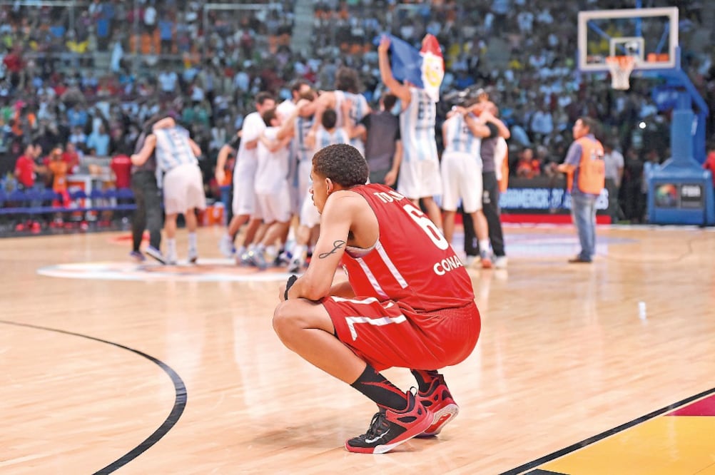 Tras la caída en la semifinal del Preolímpico FIBA Américas 2015 ante la escuadra argentina, Juan Toscano se quedó estupefacto, al no poder el Tricolor, por ahora, cumplir con el sueño olímpico (ETZEL ESPINOSA. IMAGO7)