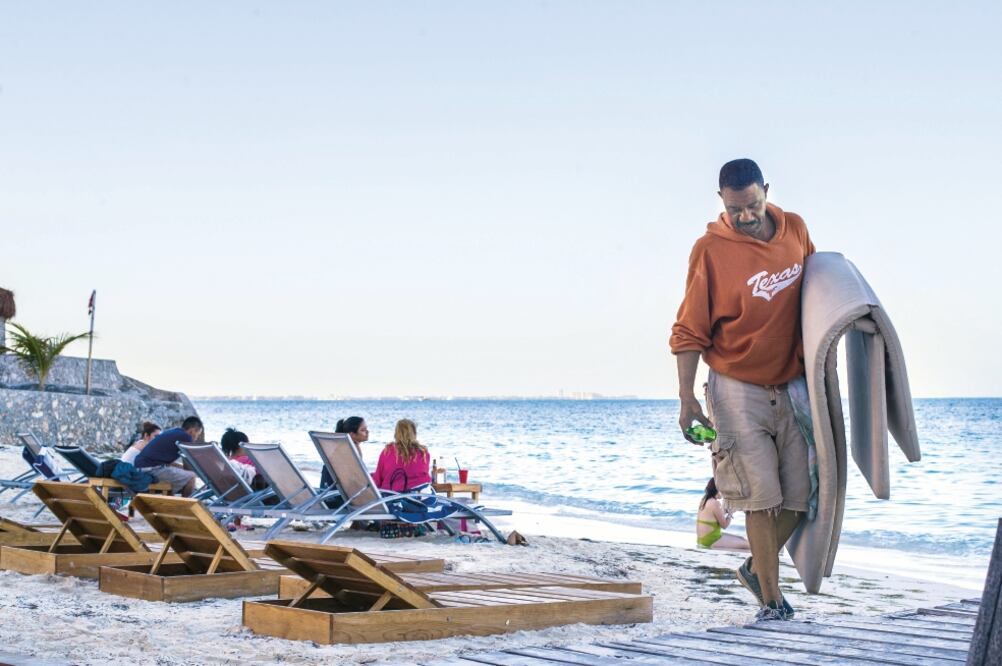Fernando se dedica a cargar los camastros y las sombrillas, vigilar que a los clientes no les falten hielos y que no se acumule la basura. Debe evitar que alguien irrumpa en el lugar (GERMÁN ESPINOSA)