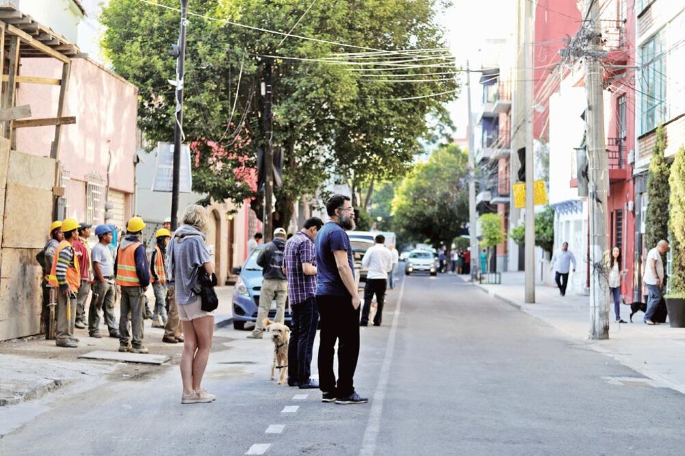 Un sismo de magnitud 5.9, con epicentro en Oaxaca, sacó ayer de sus viviendas y centros de trabajo a los capitalinos a las 08:31 de la mañana. (HENRY ROMERO. REUTERS)