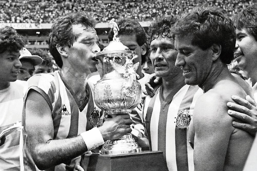 Fernando Quirarte (izq.) será uno de los que van a participar en este partido del recuerdo, que reunirá a grandes ex jugadores de ambos cuadros (ARCHIVO. EL UNIVERSAL)