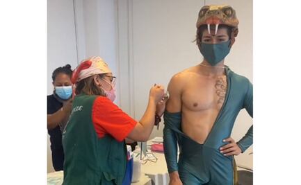 En protesta a Bolsonaro, brasileños se vacunan contra Covid-19 en disfraces de reptil