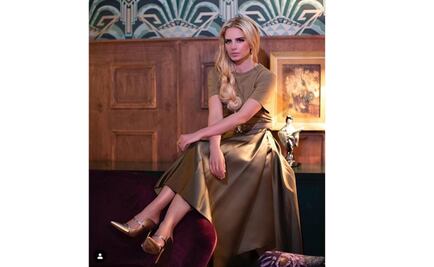 Tania Ruiz corre hacia los baños luego de una conferencia de prensa