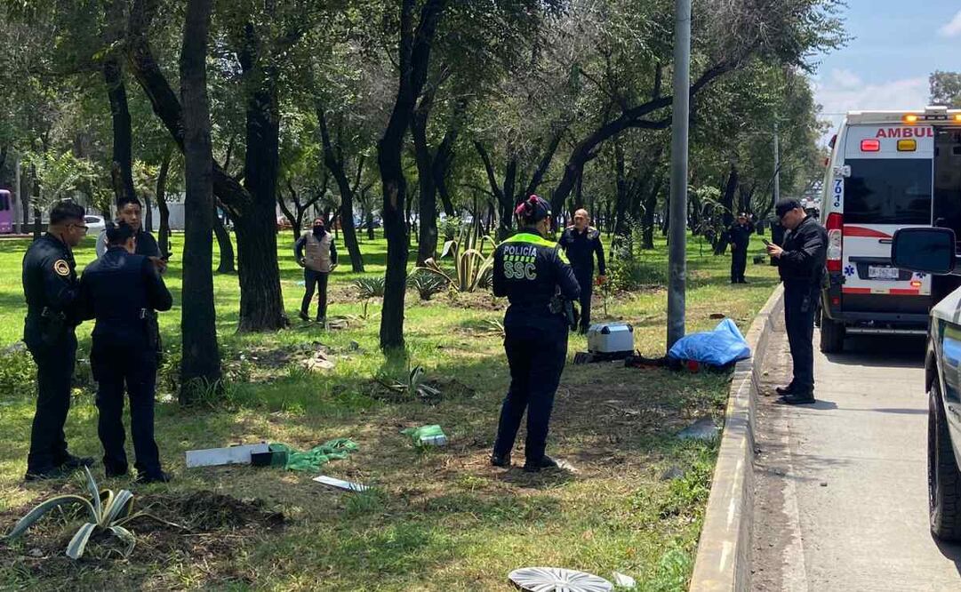 El cuerpo inerte del motociclista quedó sobre el camellón y con el parte de su equipo de protección, casco de seguridad, chamarra y pantalón para motociclismo. Foto: Juan Carlos Williams/EL UNIVERSAL