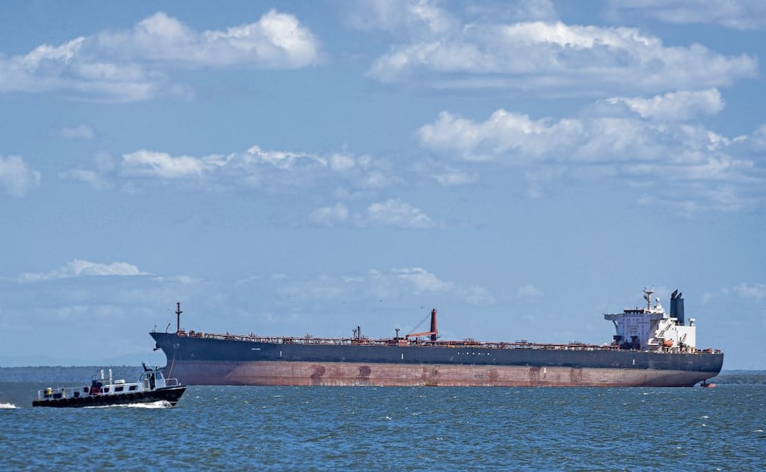 Un buque petrolero en el Lago de Maracaibo, Venezuela. El conflicto entre EU y este país ha sido el hecho geopolítico más tenso de 2025. Foto: Henry Chirinos / EFE