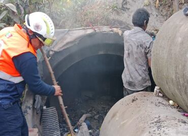 Rescate en Iztapalapa; persona en situación vulnerable es salvada de un incendio en ducto de aguas negras