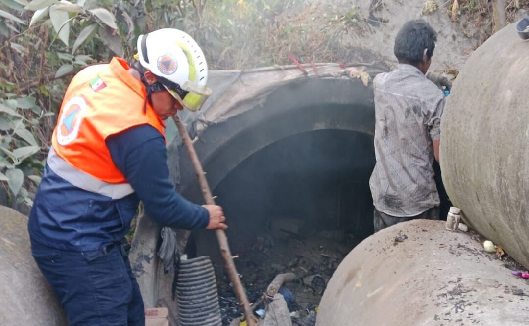 Rescate en Iztapalapa; persona en situación vulnerable es salvada de un incendio en ducto de aguas negras. Foto: Especial