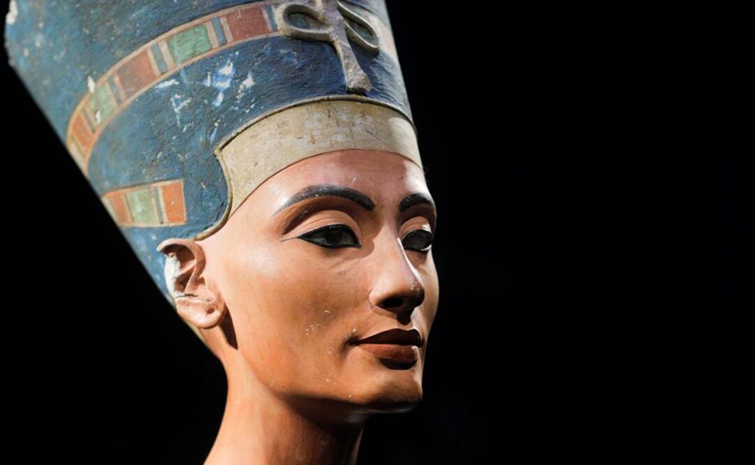 Nefertiti fue esposa del faraón Akenatón de la XVIII dinastía, que gobernó entre 1539 y 1075 a.C. y fue el padre de Tutankamón. FOTO: Markus Schreiber/Archivo AP.