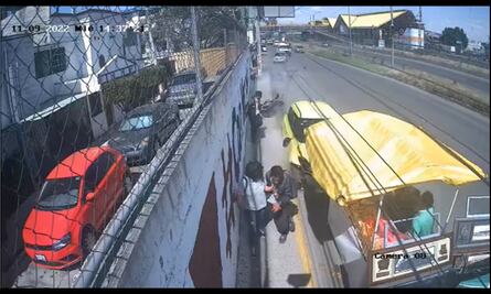 Video. Automovilista pierde el control por exceso de velocidad y arrolla a un menor en avenida Central