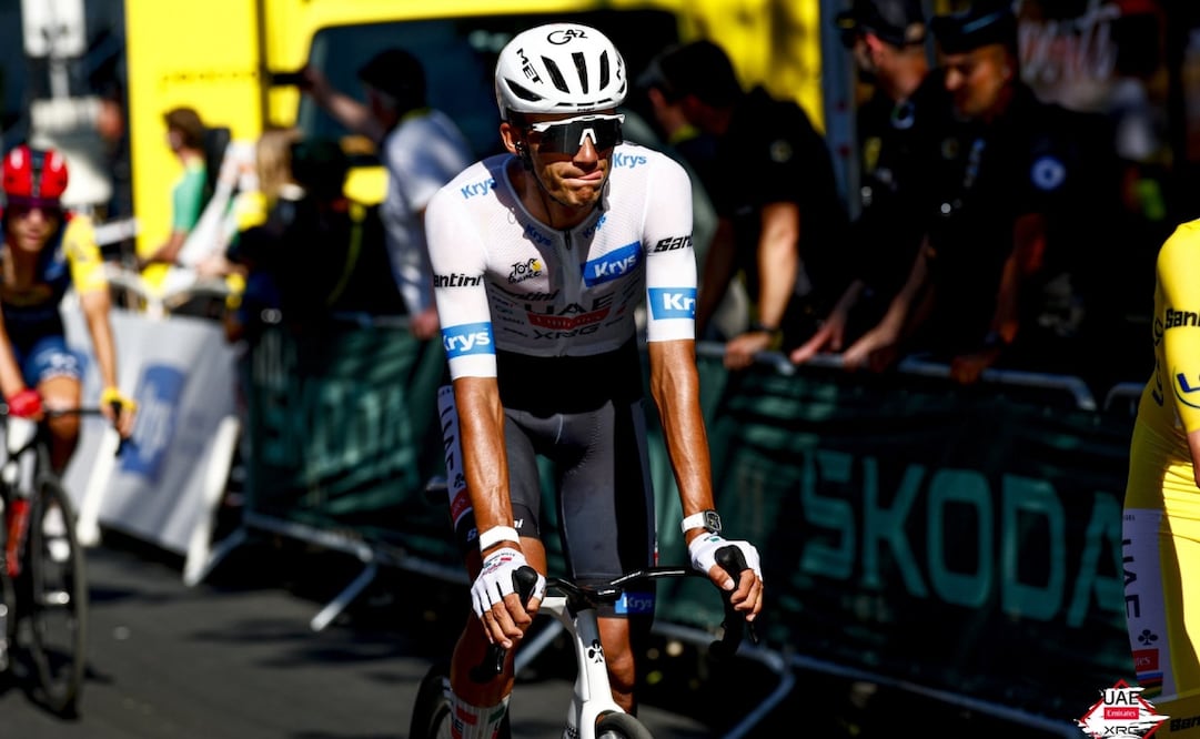 Isaac del Toro sufre en la etapa cuatro del Tour de Francia / Foto: @TeamEmiratesUAE en X