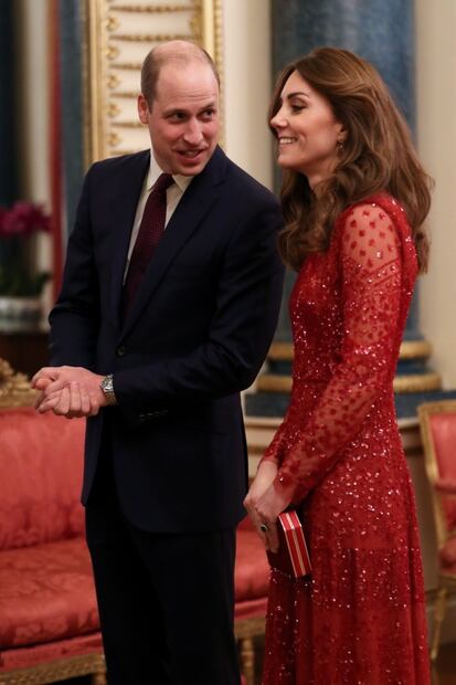 Kate Middleton deslumbra con vestido rojo hecho por manos artesanas