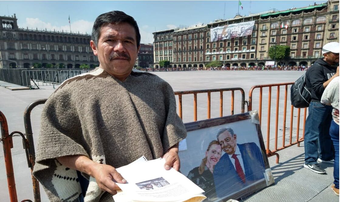 Florentino Montoya, proveniente de Capulhuac de Mirafuentes, Estado de México, espera a un costado de la plancha del Zócalo con un cuadro con la imagen del presidente Andrés Manuel López Obrador. Foto: Juan Carlos Cortés