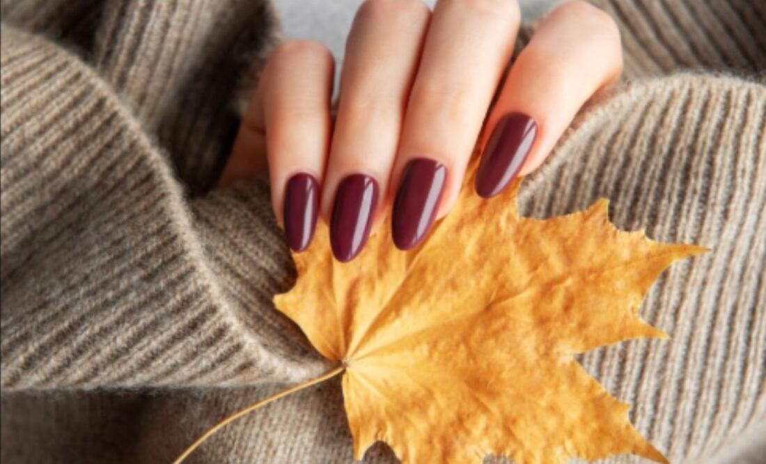 Este otoño se reinventa con texturas y colores que le dan un toque inesperado a tu manicura. Foto: Freepik