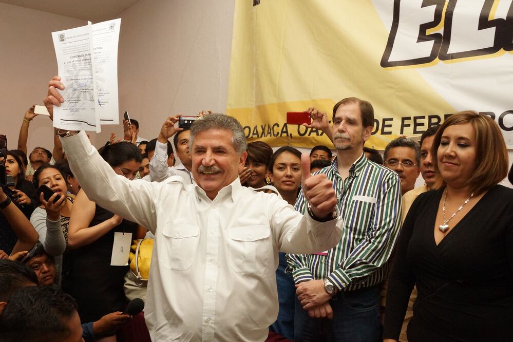 José Antonio Estefan Garfias recibió la constancia como candidato en el Consejo Estatal del PRD. Estuvo presente el presidente nacional del partido, Agustín Basave (EDWIN HERNÁNDEZ. EL UNIVERSAL)
