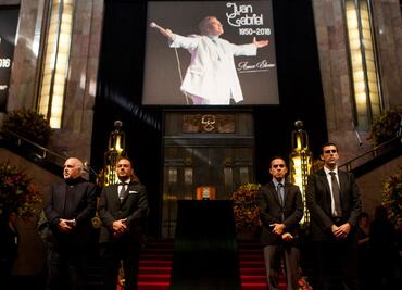 Despiden 7 mil a Juan Gabriel en Bellas Artes