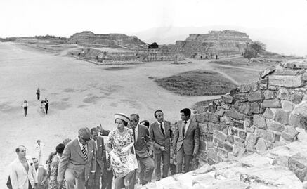 Cuando la reina Isabel II paseó en el mercado y bailó "La Cucaracha" en México