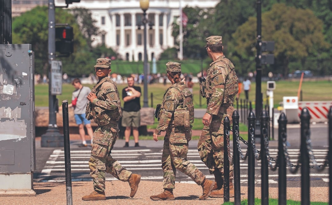 Elementos de la Guardia Nacional de Ohio realizan un patrullaje en el National Mall, en Washington DC. Foto: de LUIS MAGAÑA. AP
