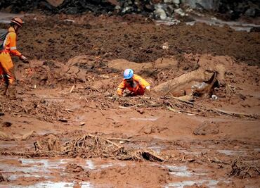 Sube a 58 la cifra de muertos tras rotura de presa en Brasil