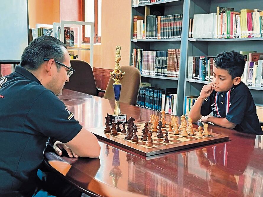 Una iniciativa de Morena busca que se les enseñe ajedrez a los alumnos en las escuelas; sin embargo, expertos coinciden en que no es la mejor idea, ya que los planteles no tienen la capacidad económica para cubrir ese gasto extra. Foto: Archivo / EL UNIVERSAL